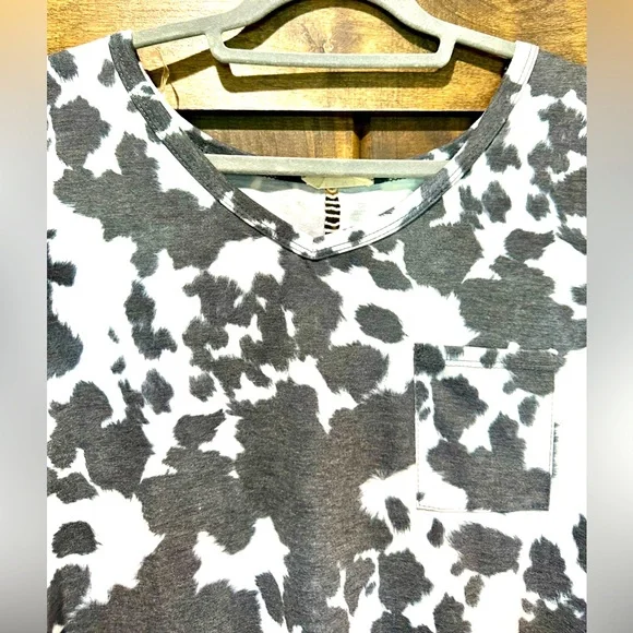 EUC Avery Faded Cow Print Crochet Back Accent V-Neck Top - Picture 8 of 12